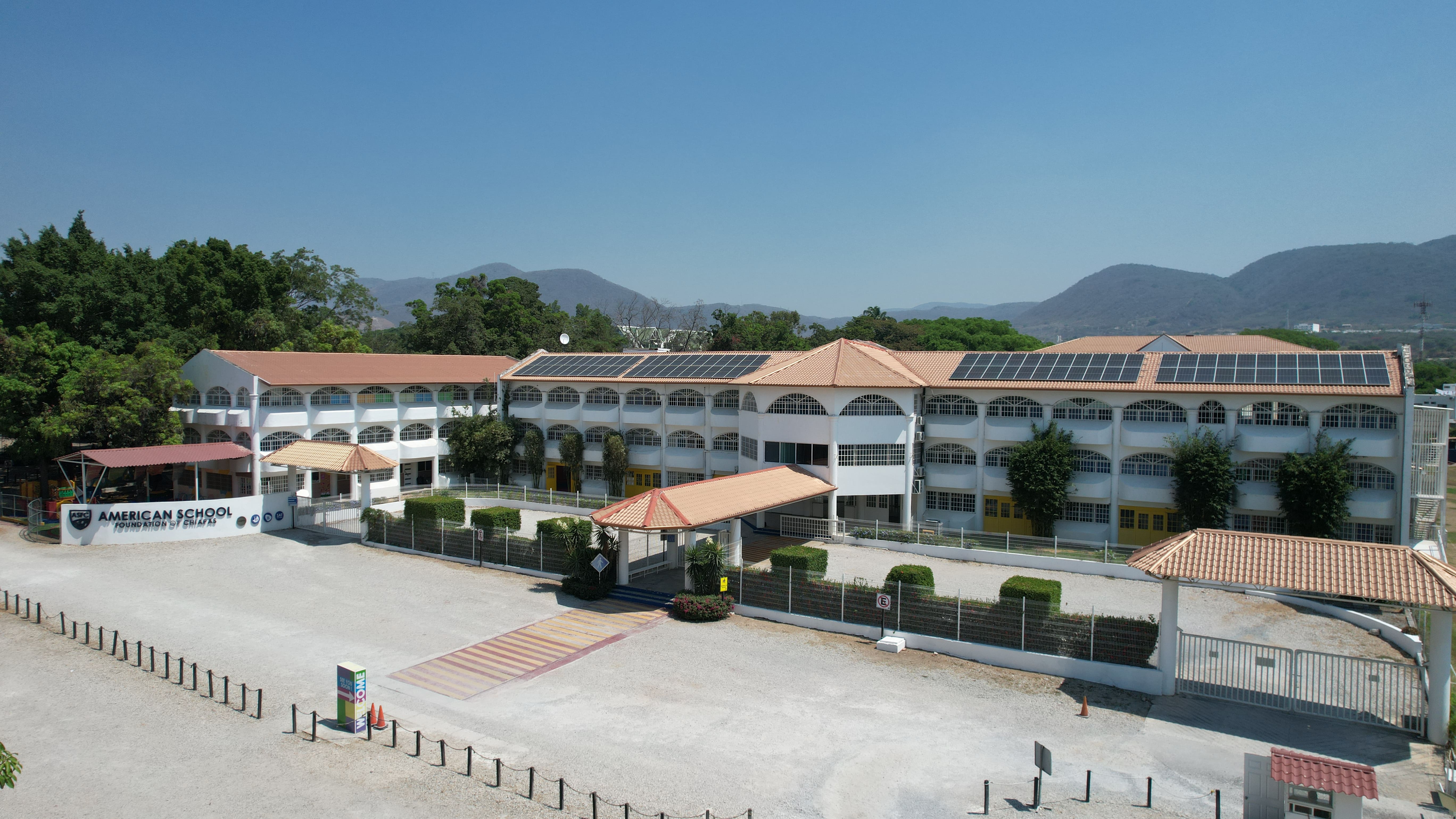 http://www.americanschool.edu.mx/public/asfc/galerias/fotos-campus/6679a6504df63.jpg